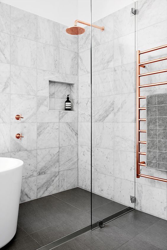 banheiro moderno com detalhe rose gold