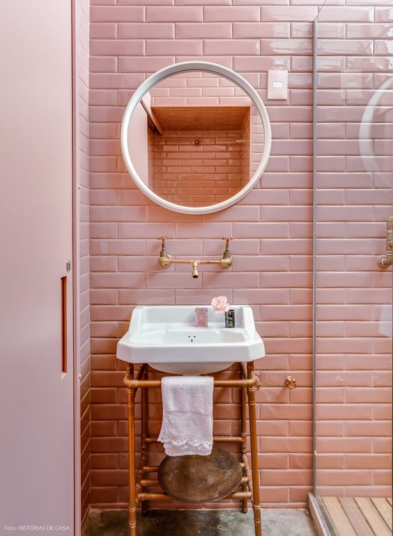 Banheiro com detalhes em cobre