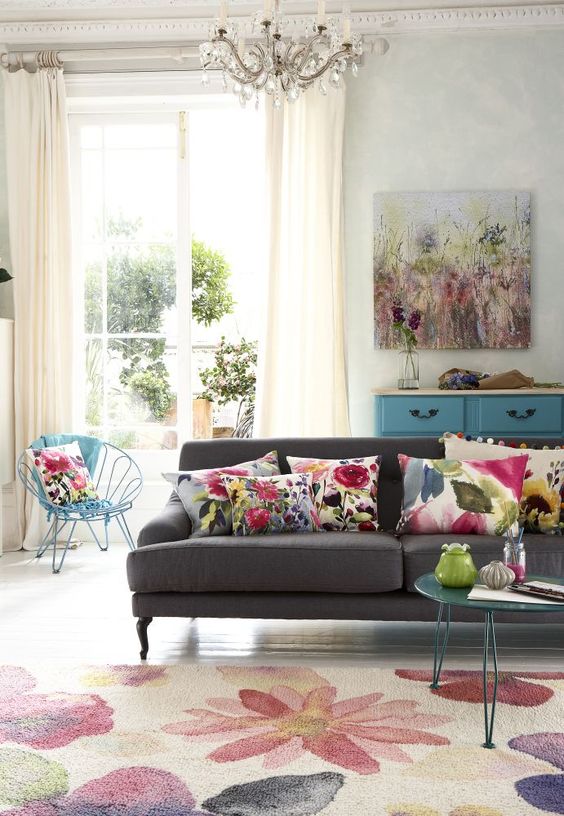 almofadas para sofá floridas com cores chamativas