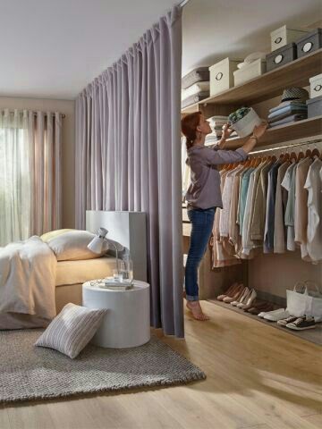 Modelos de Closet atrás da cama com divisória de cortina