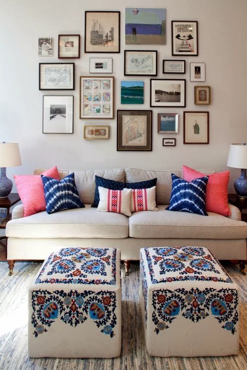 almofadas rosas e azuis para combinar com os quadros na parede