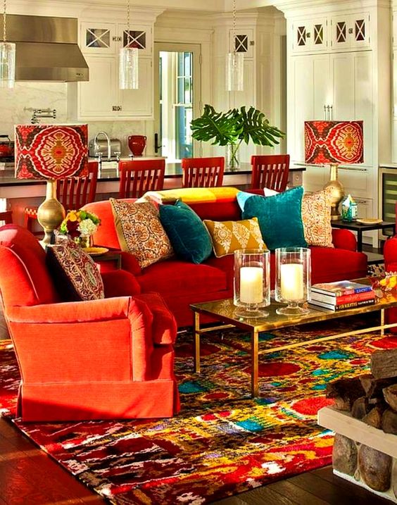sala bem colorida com almofadas para sofá de várias cores e formatos.