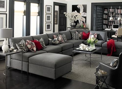 Almofadas em sofá cinza em L