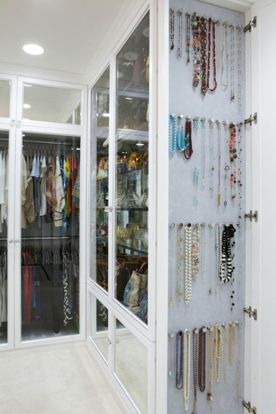 Modelos de Closet com porta de vidro e porta-bijuteria na lateral