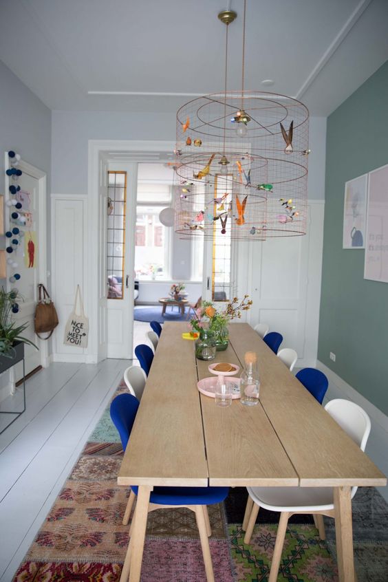 Sala colorida com mesa de jantar 