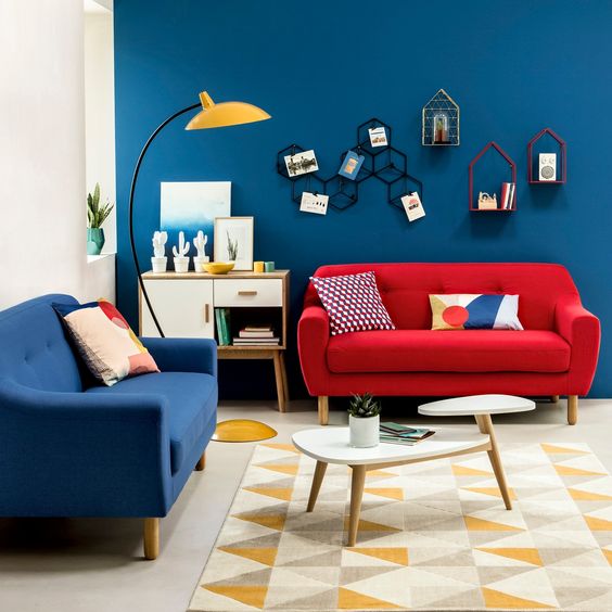 Sala pequena com sofá azul e vermelho