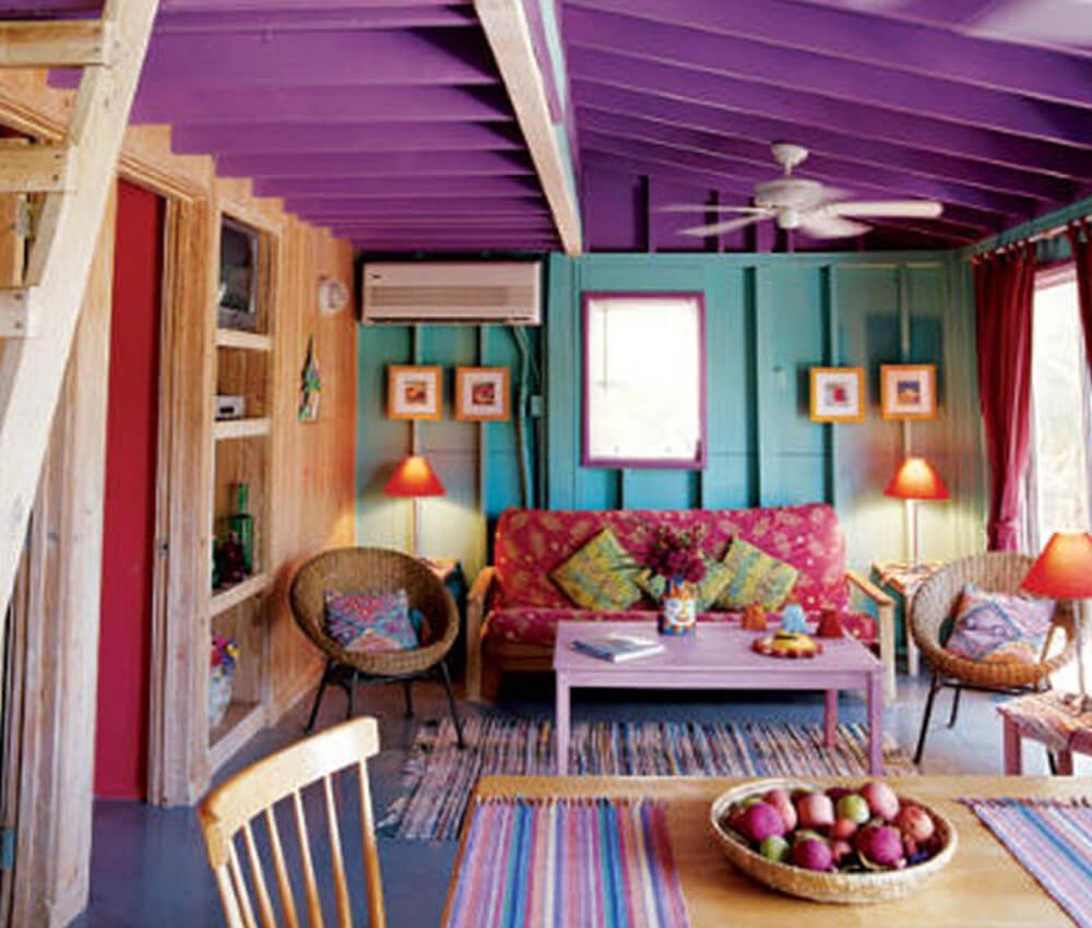 Sala colorida de madeira
