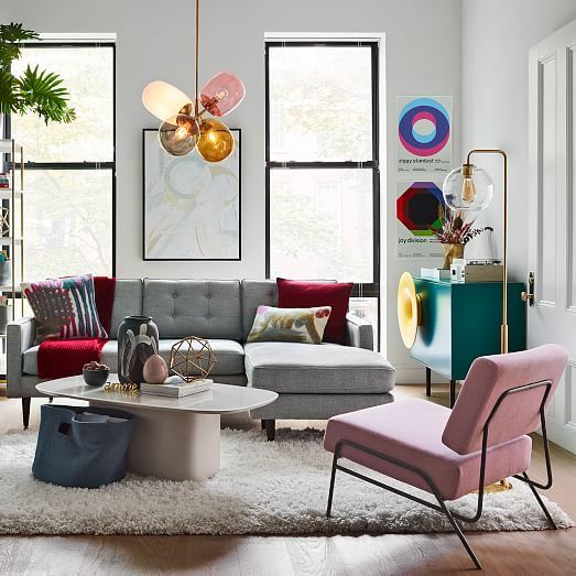 Sala pequena com sofá e poltrona colorida