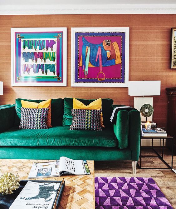 Sala colorida com sofá verde e tapete roxo