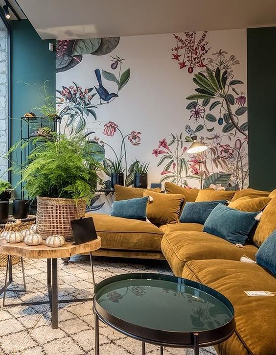 Sala colorida com papel de parede floral e sofá marrom