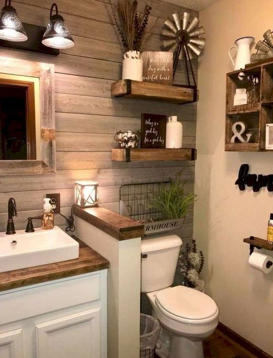 Casa de madeira com banheiro decorado com prateleiras e objetos de decoracao