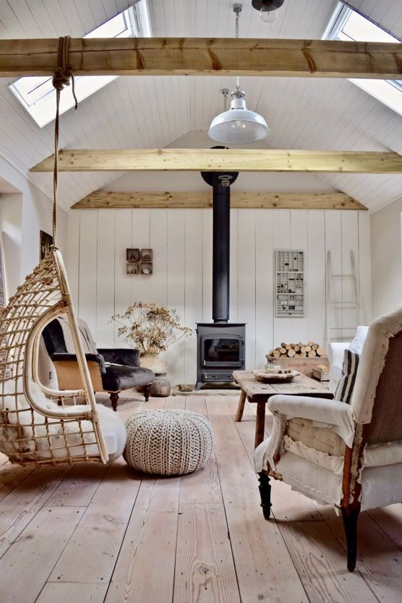 Sala de madeira com decoração escandinava e balanço no teto