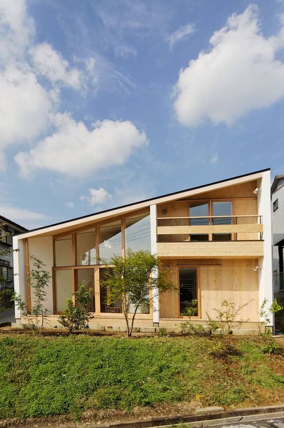 Casas modernas com dois pisos e madeira e vidro