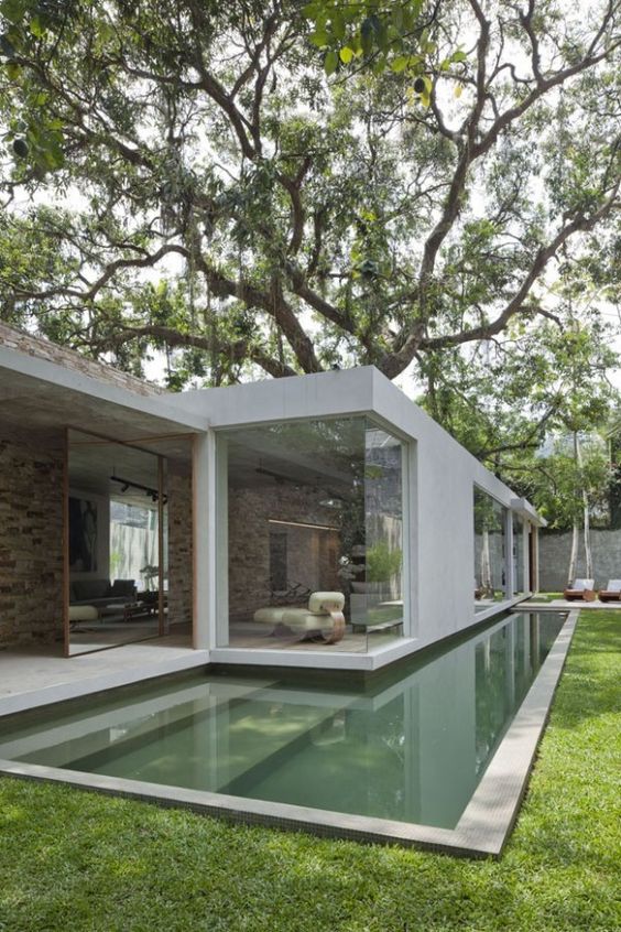 Casa de campo moderna com piscina em volta