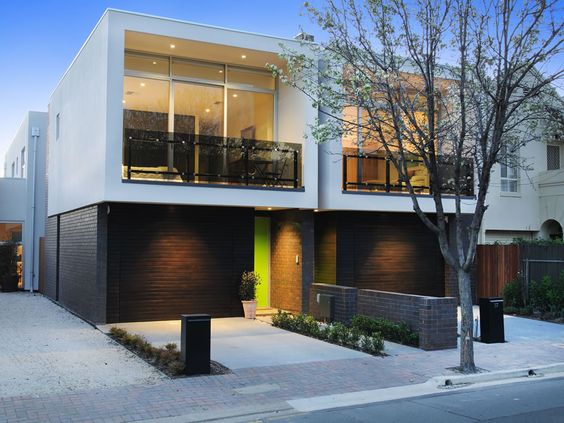 Casa geminada moderna de dois pavimentos com vidro e madeira