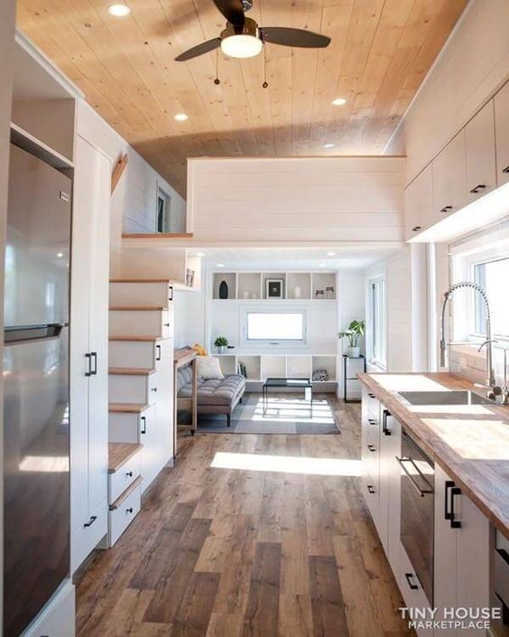 Casas modernas com cozinha e sala pequenas com chão de madeira