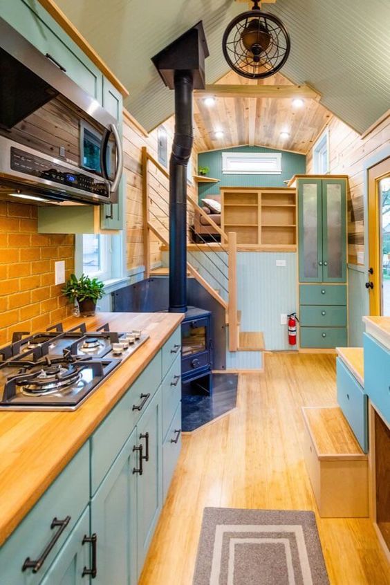 Casa de madeira com cozinha verde 
