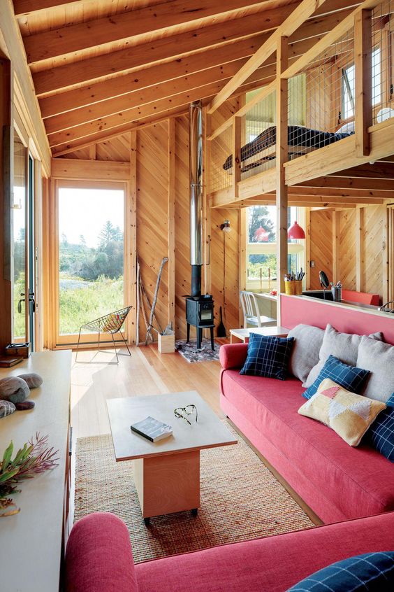 Decoração de casas de madeira com sala estilosa com sofá rosa 
