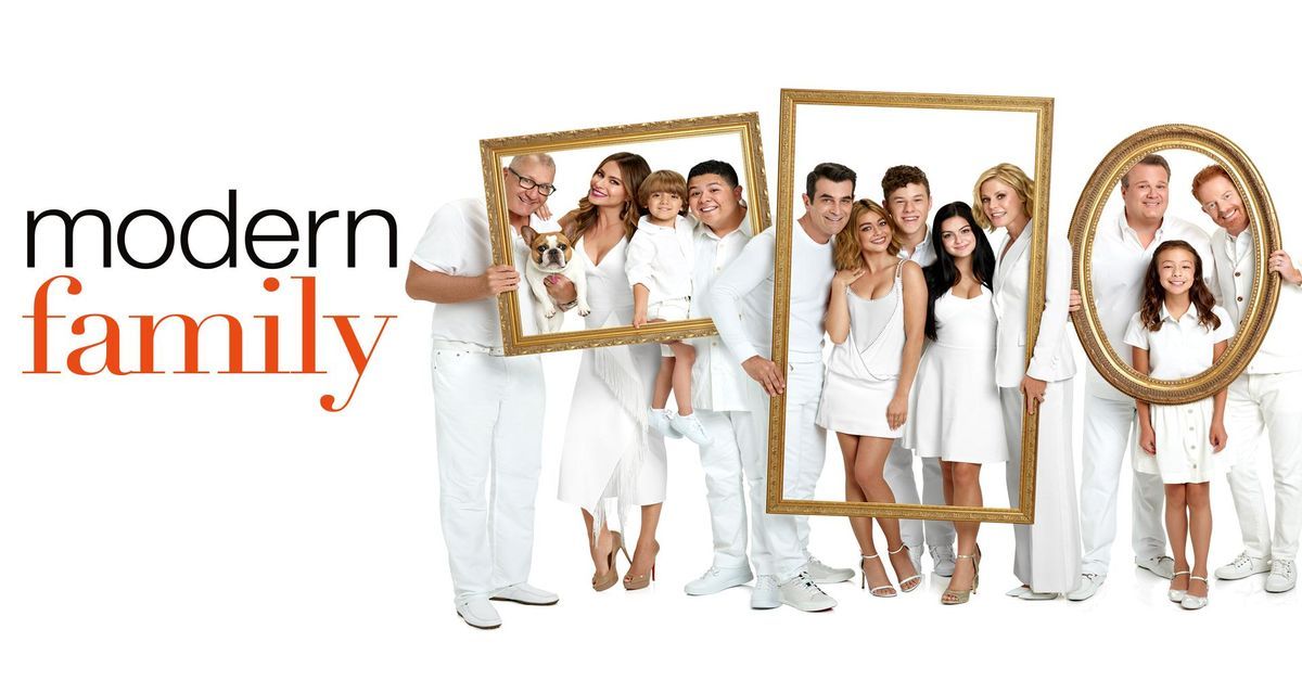 Família do Modern Family vestidos de branco 